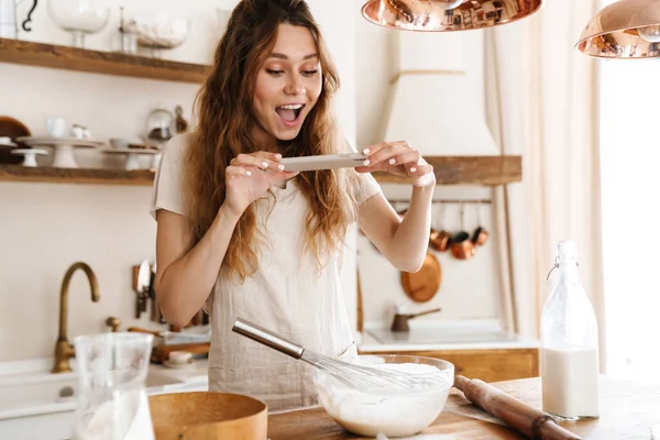 Aantrekkelijk Jong Vrolijk Meisje Bakken Keuken Het Maken Van Deeg — Stockfoto