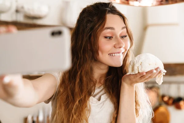 Çekici Genç Neşeli Kız Mutfakta Yemek Pişiriyor Para Kazanırken Selfie — Stok fotoğraf