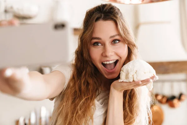 Muchacha Alegre Joven Atractiva Horneando Cocina Tomando Una Selfie Mientras —  Fotos de Stock