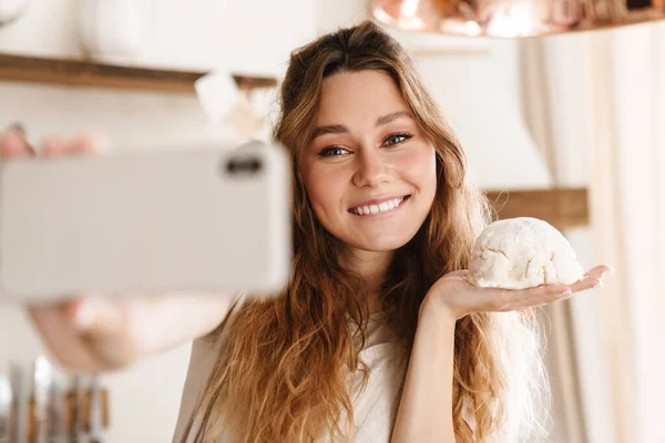 Garota Alegre Jovem Atraente Assar Cozinha Tomando Uma Selfie Enquanto — Fotografia de Stock