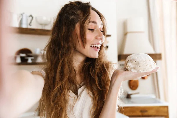 Emocionado Joven Encantadora Chica Tomando Una Selfie Mientras Hornear Cocina —  Fotos de Stock