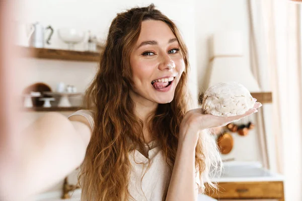 Spennende Ung Jente Som Tar Selfie Mens Hun Baker Kjøkkenet – stockfoto
