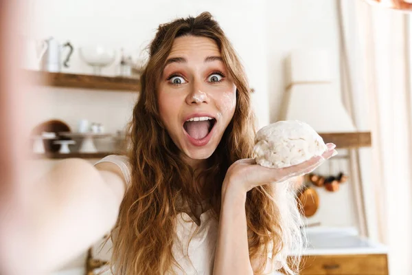 Çekici Genç Neşeli Kız Mutfakta Yemek Pişiriyor Para Kazanırken Selfie — Stok fotoğraf