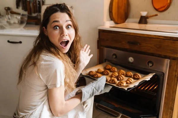 Vrolijk Jong Meisje Nemen Gebakken Koekjes Uit Oven — Stockfoto