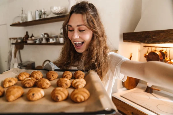 Jovem Alegre Tirando Uma Selfie Mostrando Biscoitos Cozidos Forno — Fotografia de Stock