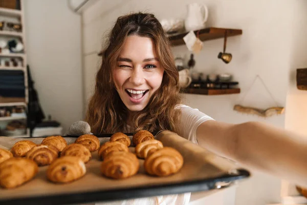 Joyeux Jeune Fille Prenant Selfie Montrant Des Biscuits Cuits Four — Photo