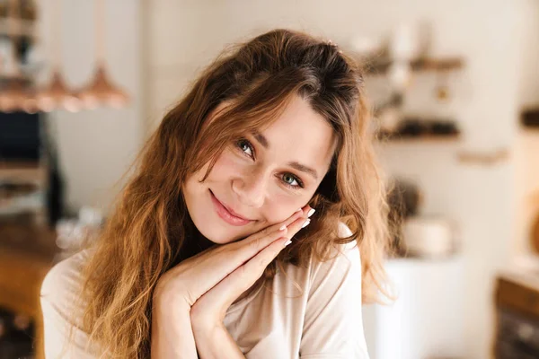 Alegre Encantadora Chica Pie Cocina Mirando Cámara — Foto de Stock