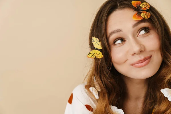 Foto Mujer Alegre Atractiva Con Mariposas Falsas Sonriendo Mirando Lado — Foto de Stock