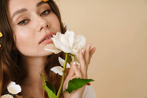 Foto Una Hermosa Joven Con Mariposas Falsas Peonía Mirando Cámara — Foto de Stock