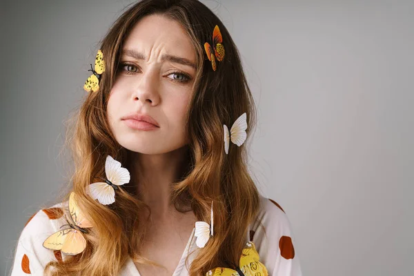 Photo Beautiful Displeased Woman Fake Butterflies Posing Looking Camera Isolated — Stock Photo, Image