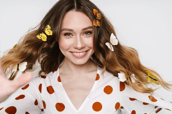 Foto Atractiva Mujer Alegre Con Mariposas Falsas Sonriendo Cámara Aislada —  Fotos de Stock