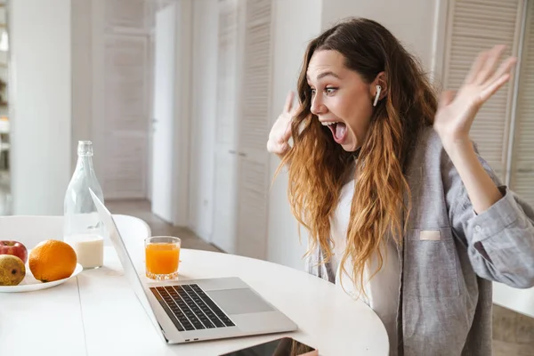 Mujer Joven Bastante Alegre Desayunando Mientras Está Sentada Mesa Cocina — Foto de Stock