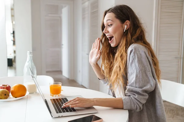 Mujer Joven Bastante Alegre Desayunando Mientras Está Sentada Mesa Cocina — Foto de Stock