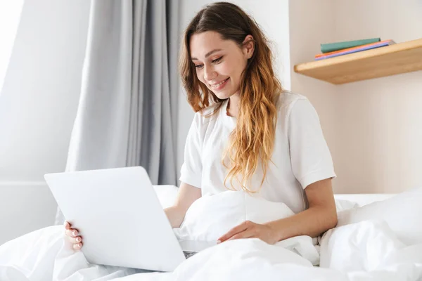 Schöne Glückliche Junge Frau Die Morgens Bett Sitzt Und Laptop — Stockfoto