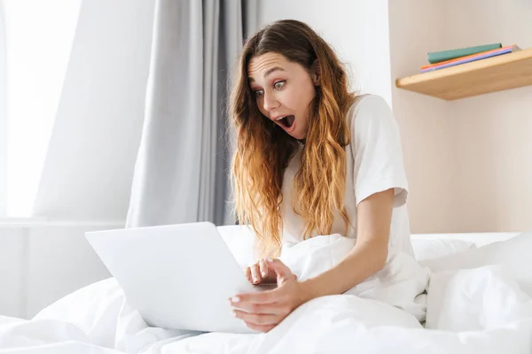 Portré Gyömbéres Izgatott Kifejező Meglepetés Használata Laptop Miközben Ágyban Alvás — Stock Fotó