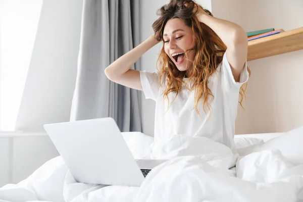 Porträt Einer Ingweraufgeregten Frau Die Überrascht Ist Und Laptop Benutzt — Stockfoto