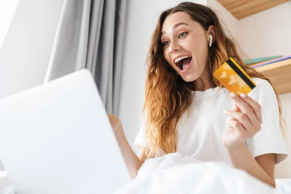 Retrato Mujer Excitada Con Auriculares Que Expresa Sorpresa Sostiene Tarjeta —  Fotos de Stock