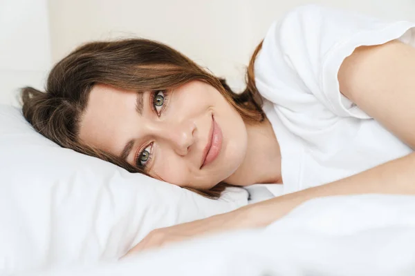 Зображення Красивої Білої Жінки Яка Посміхається Лежачи Ліжку Білій Подушці — стокове фото