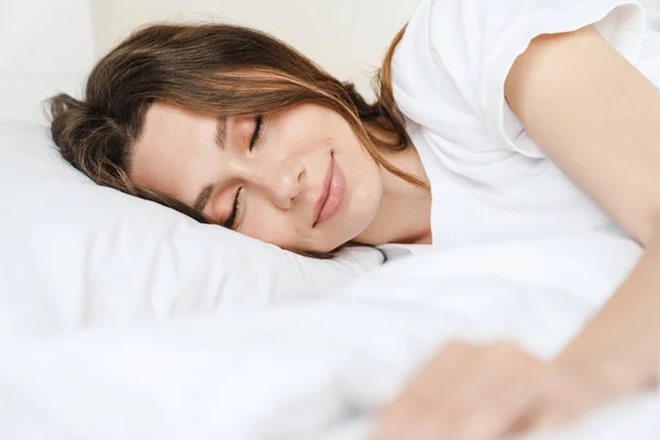 Imagen Una Hermosa Mujer Joven Caucásica Durmiendo Tumbada Cama Sobre —  Fotos de Stock