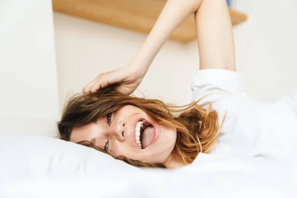 Imagen Hermosa Mujer Feliz Riendo Mientras Está Acostada Cama Sobre —  Fotos de Stock