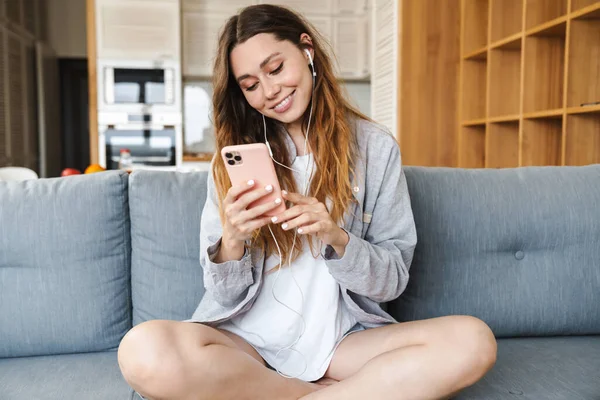 Cheerful Young Woman Relaxing Couch Home Listening Music Mobile Phone — Stock Photo, Image