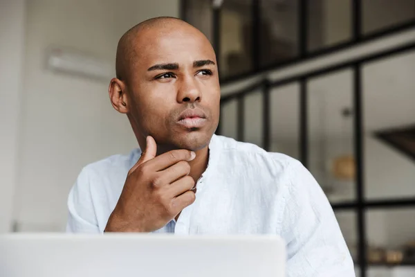 Foto Close Van Ernstige Afrikaanse Amerikaanse Man Werken Met Laptop — Stockfoto