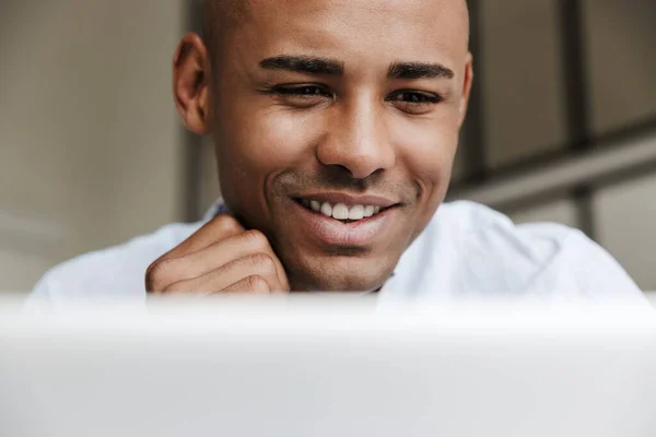 Foto Close Homem Americano Africano Alegre Trabalhando Com Laptop Sorrindo — Fotografia de Stock