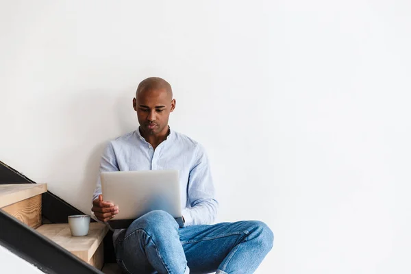 Foto Des Fokussierten Afrikanisch Amerikanischen Mannes Der Mit Laptop Arbeitet — Stockfoto