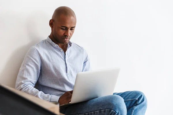 Foto Van Gefocuste Afrikaans Amerikaanse Man Werkt Met Laptop Terwijl — Stockfoto