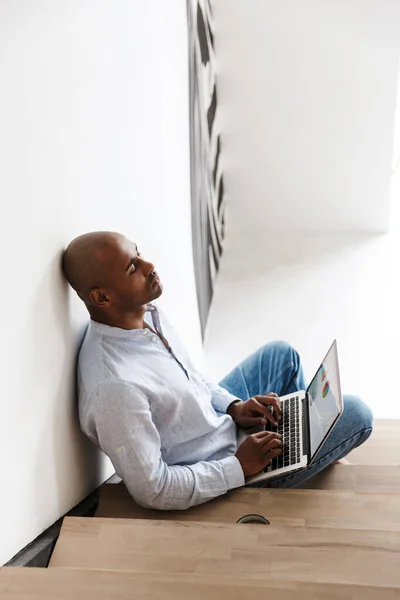 Foto Van Vermoeide Afrikaans Amerikaanse Man Werkt Met Laptop Terwijl — Stockfoto