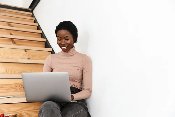 Image Beautiful Optimistic Young African Woman Sitting Stairs Indoors Home — Stock Photo, Image
