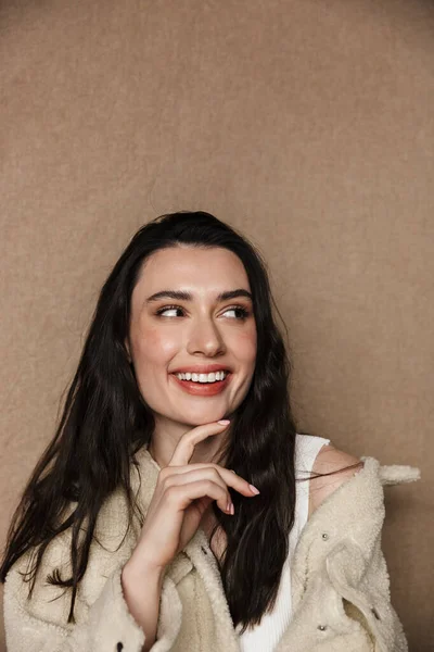 Foto Jovem Alegre Jaqueta Sorrindo Olhando Para Lado Isolado Sobre — Fotografia de Stock