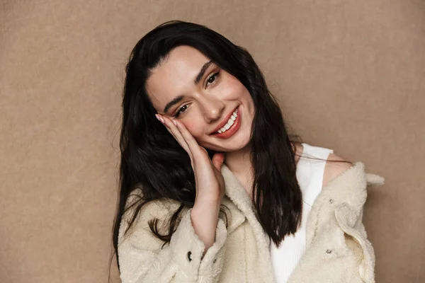 Foto Jovem Alegre Jaqueta Sorrindo Olhando Para Câmera Isolada Sobre — Fotografia de Stock