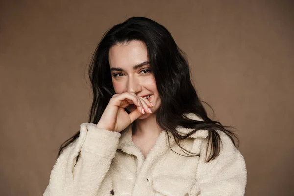 Foto Mujer Linda Feliz Chaqueta Riendo Mirando Cámara Aislada Sobre —  Fotos de Stock