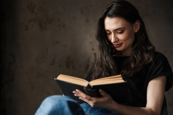 Fotografie Krásné Mladé Brunetky Žena Sedí Židli Čtení Knihy Izolované — Stock fotografie