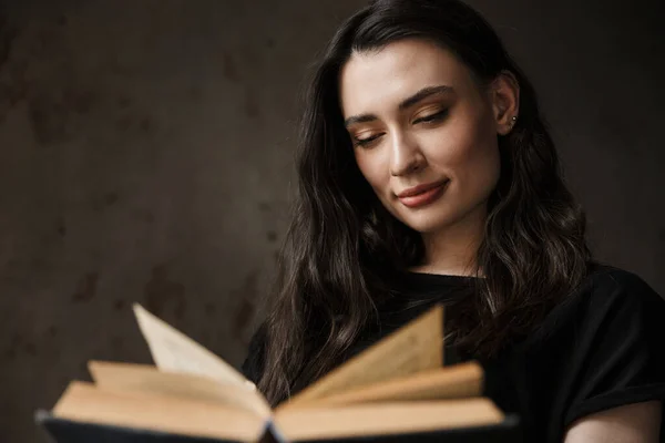 Foto Der Schönen Jungen Brünetten Frau Lächelnd Und Buch Lesen — Stockfoto