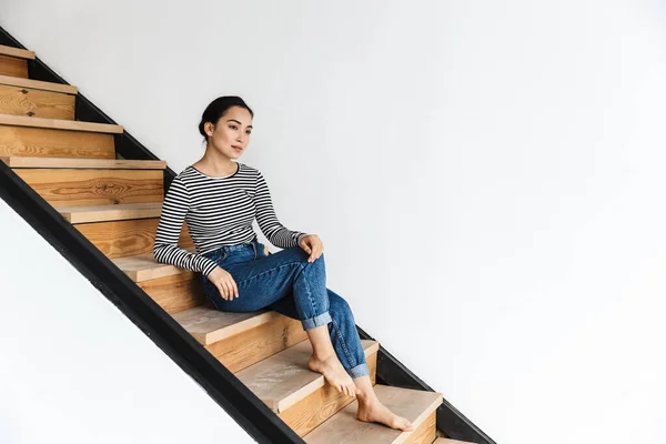 Sonriendo Atractiva Joven Asiática Mujer Sentada Una Escalera Casa — Foto de Stock