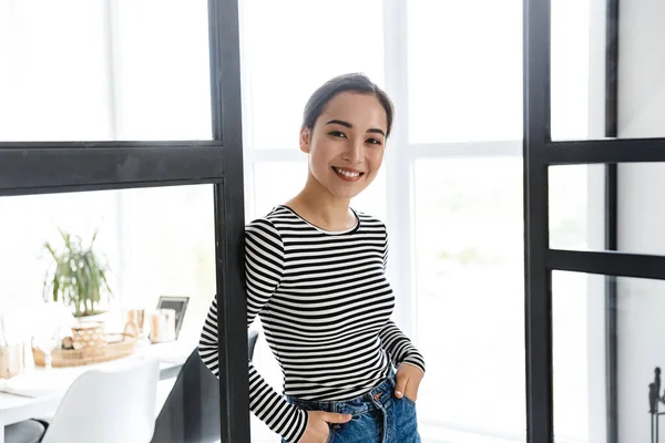 Sorrindo Atraente Jovem Asiático Mulher Sala Estar — Fotografia de Stock