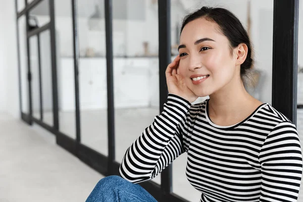 Lachende Aantrekkelijke Jonge Aziatische Vrouw Zitten Woonkamer Leunend Een Glazen — Stockfoto