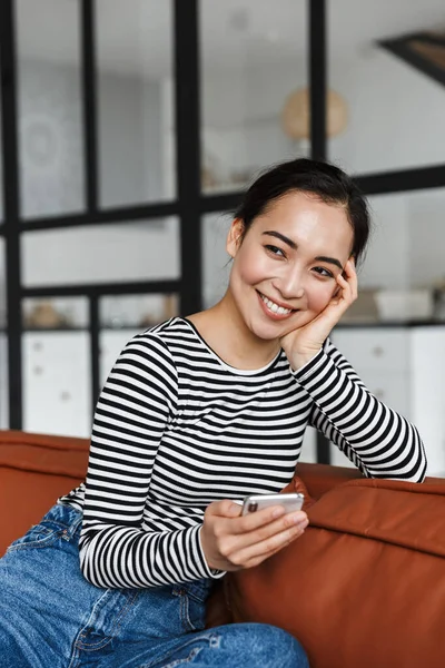 Attraktive Lächelnde Junge Asiatische Frau Lässiger Kleidung Entspannt Sich Hause — Stockfoto