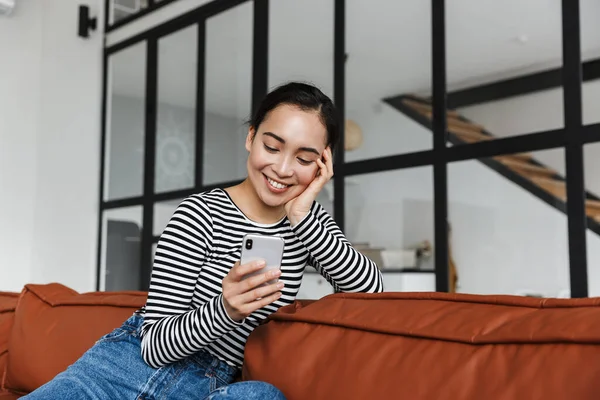 Atractiva Sonriente Joven Mujer Asiática Usando Ropa Casual Relajándose Sofá —  Fotos de Stock