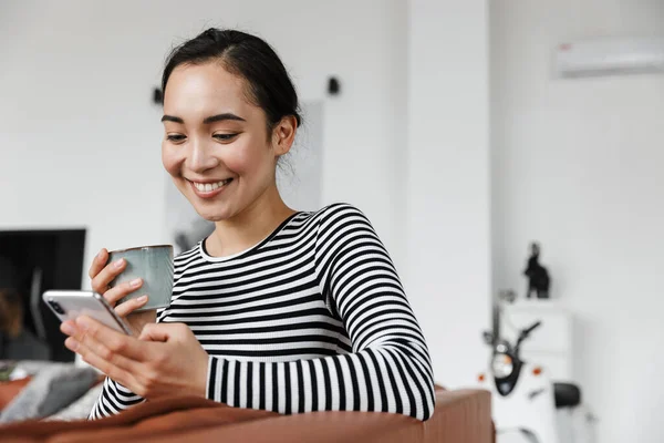 Atractiva Sonriente Joven Mujer Asiática Usando Ropa Casual Relajándose Sofá —  Fotos de Stock