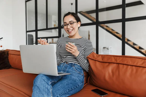 Attraktive Lächelnde Junge Asiatische Frau Lässiger Kleidung Entspannt Sich Hause — Stockfoto