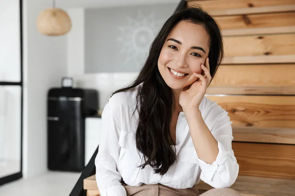 Lachende Aantrekkelijke Jonge Aziatische Vrouw Dragen Witte Shirt Zitten Een — Stockfoto