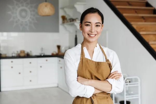 Souriant Attrayant Jeune Asiatique Femme Portant Tablier Debout Cuisine Maison — Photo