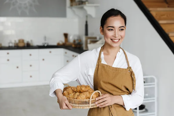 Lachende Aantrekkelijke Jonge Aziatische Vrouw Dragen Schort Staan Keuken Thuis — Stockfoto