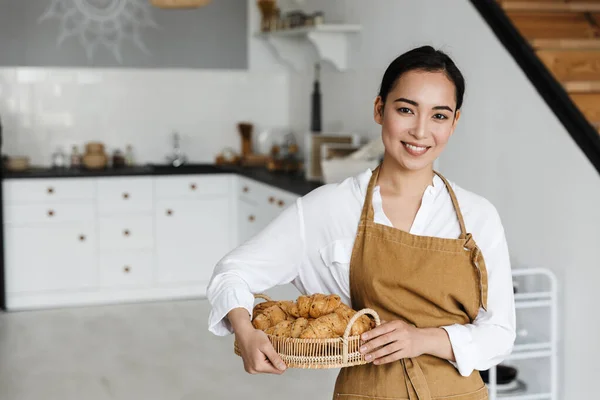 Lachende Aantrekkelijke Jonge Aziatische Vrouw Dragen Schort Staan Keuken Thuis — Stockfoto