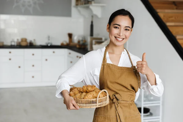 Sorridente Attraente Giovane Donna Asiatica Indossa Grembiule Piedi Cucina Casa — Foto Stock