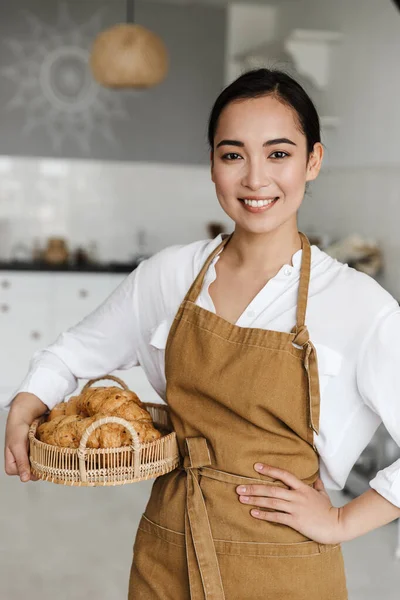 Sorridente Attraente Giovane Donna Asiatica Indossa Grembiule Piedi Cucina Casa — Foto Stock