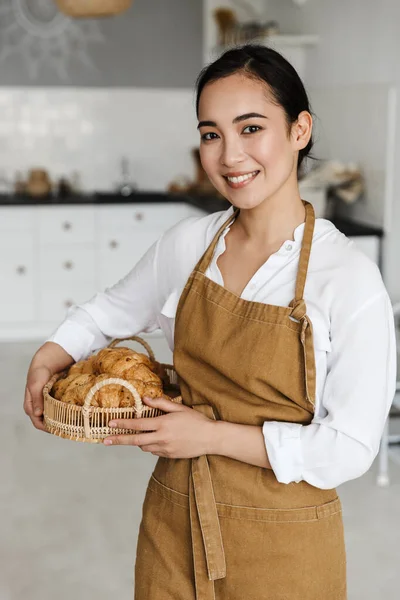 Souriant Attrayant Jeune Asiatique Femme Portant Tablier Debout Cuisine Maison — Photo